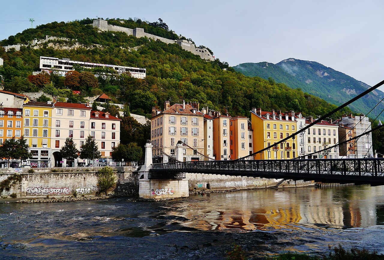 La passerelle Saint-Laurent, les quais de l’Isère et la Bastille à Grenoble.