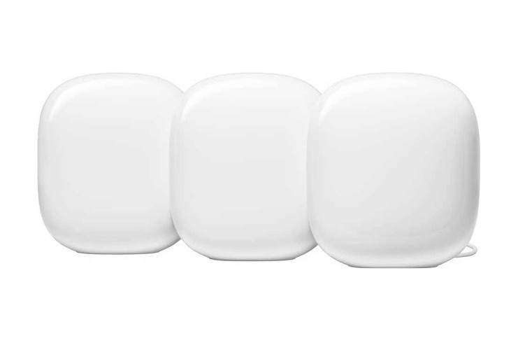 Google Nest Wi-Fi Pro i hvidt minimalistisk design, placeret på en hylde ved siden af smarte enheder.