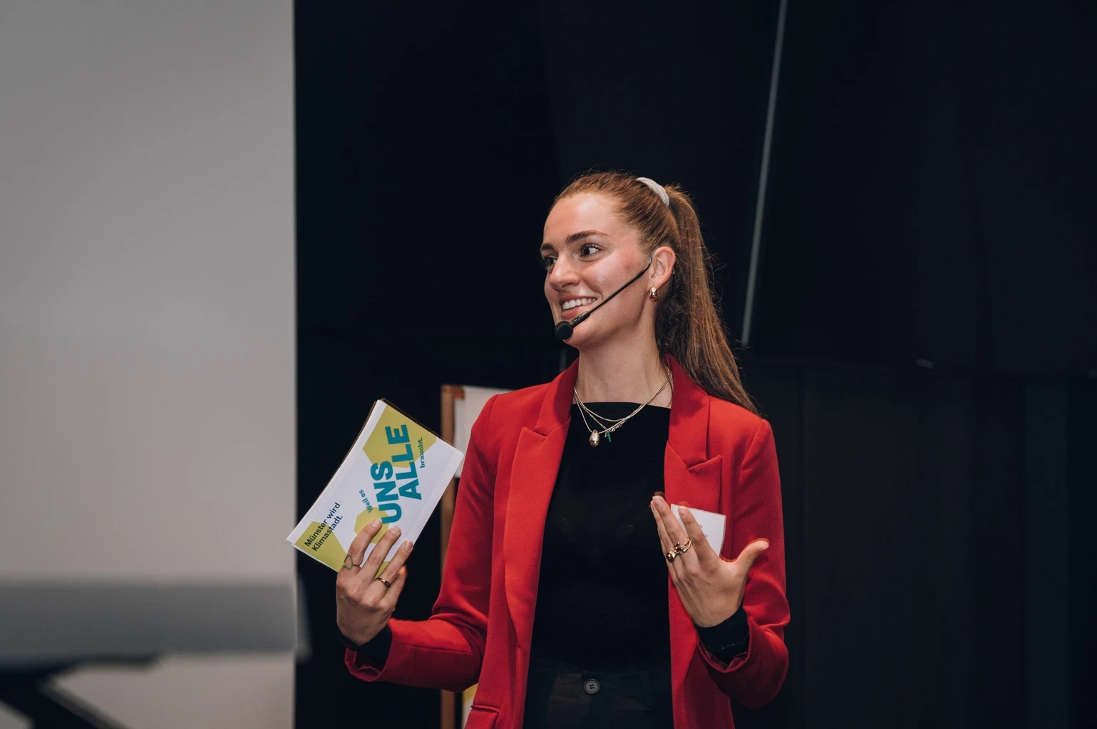 Moderatorin mit Moderationskarten in der Hand