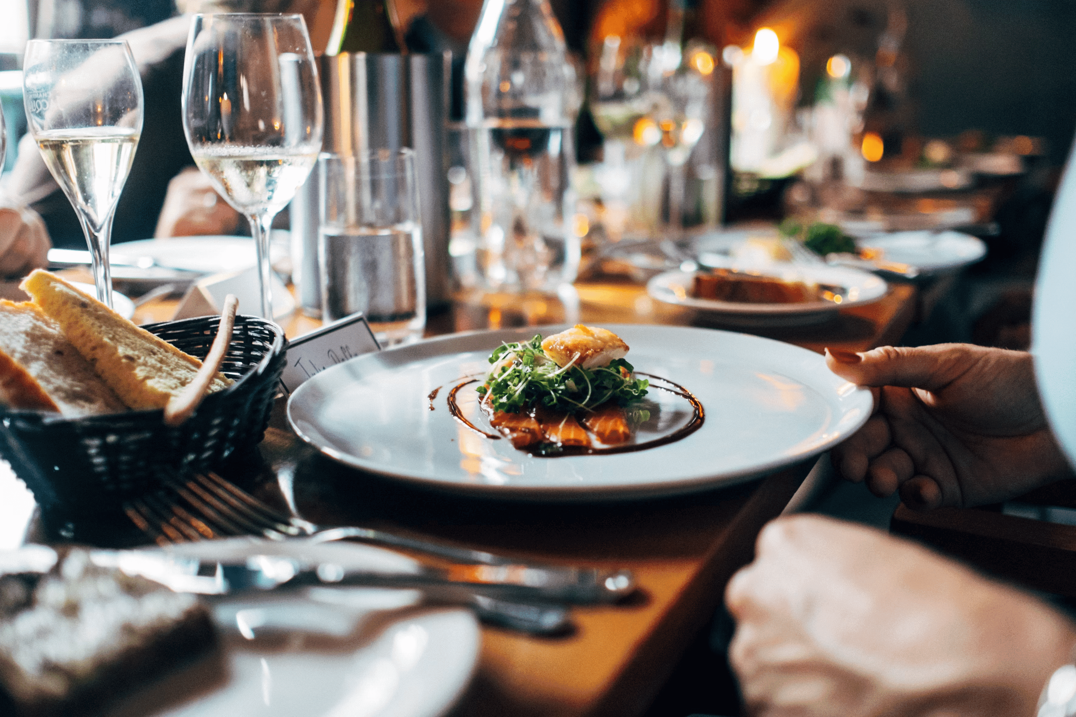 Une photo d'un plat à table dans un restaurant