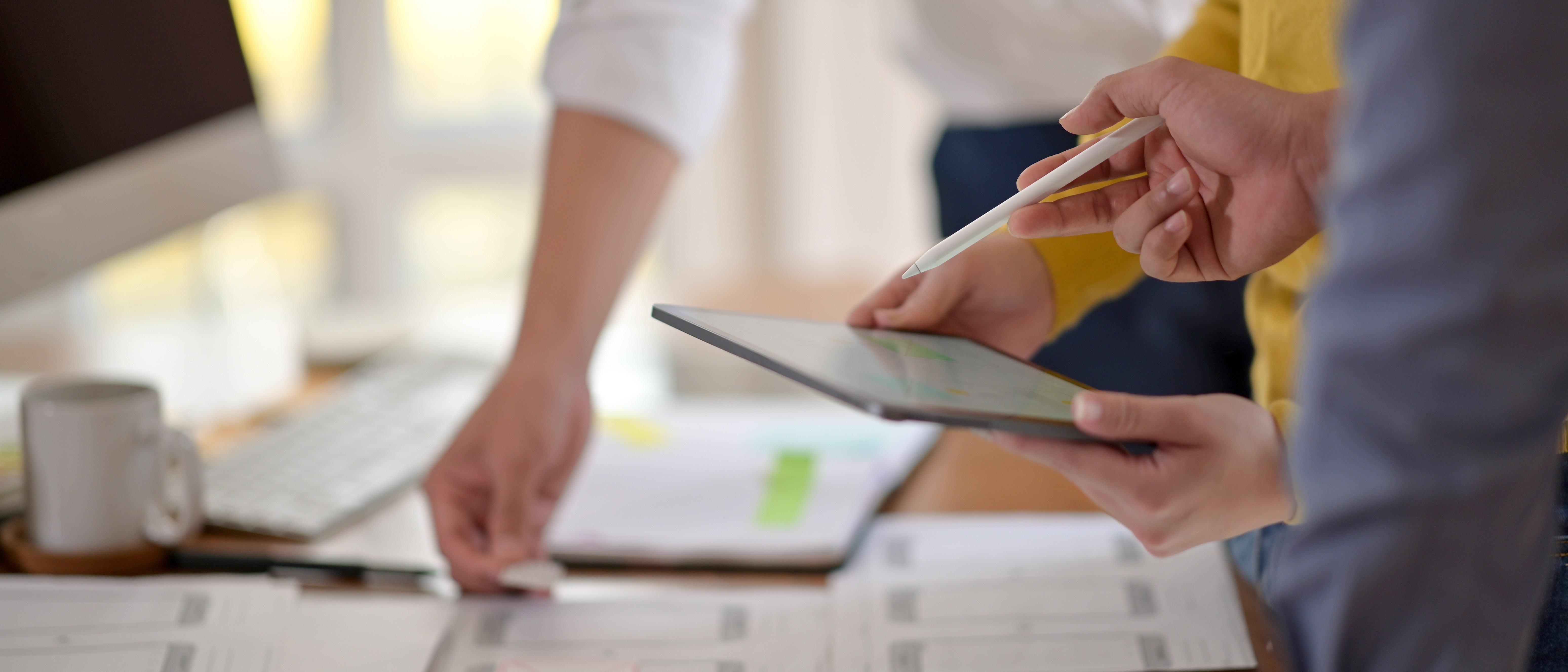 „Konsultacja księgowa z użyciem tabletu podczas analizy dokumentów