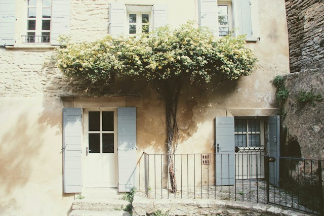 Maison en pierre du sud de la France avec volets bleus