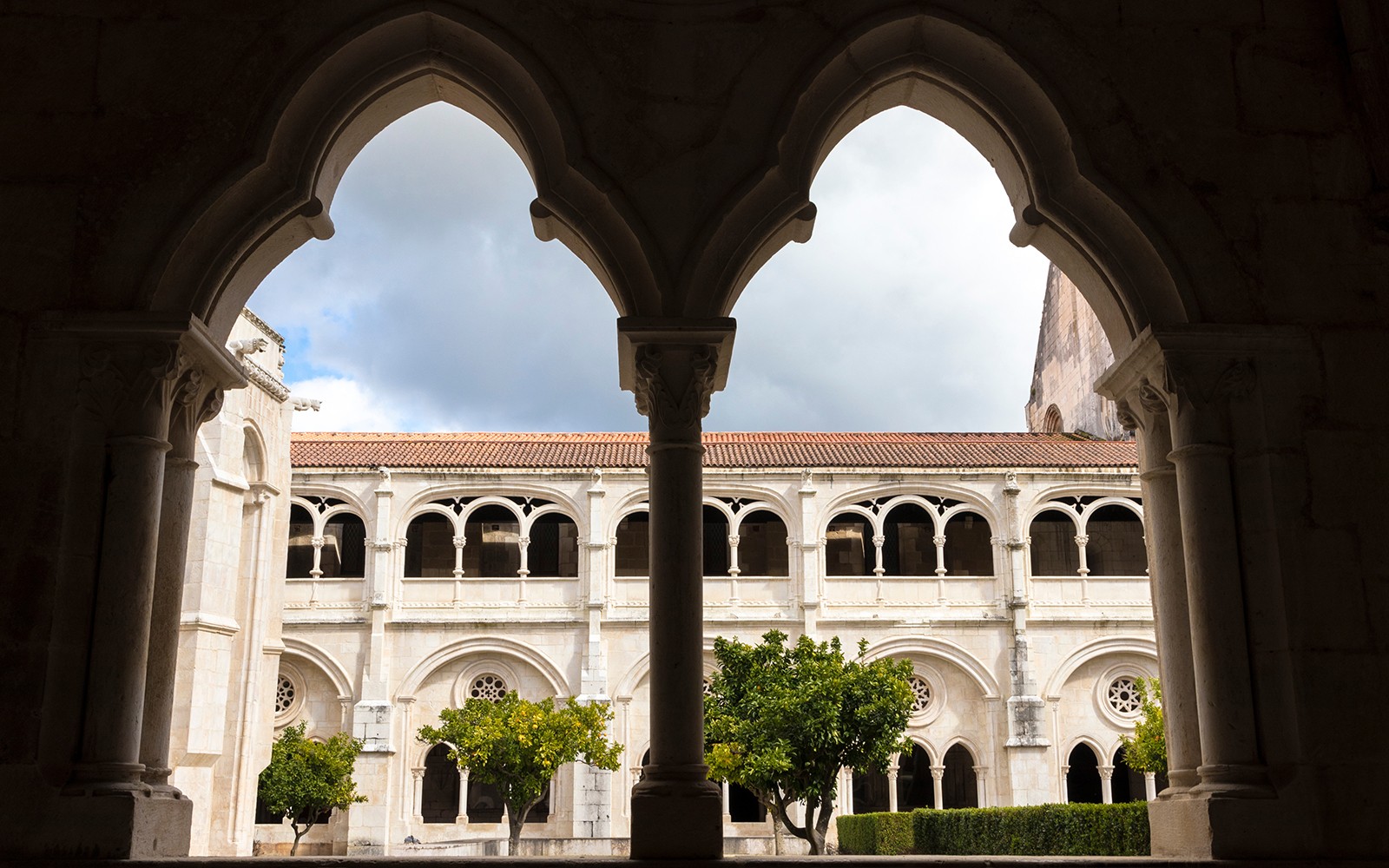 Portekiz'deki Alcobaça Manastırı'ndaki revak kemerleri ve avlu.