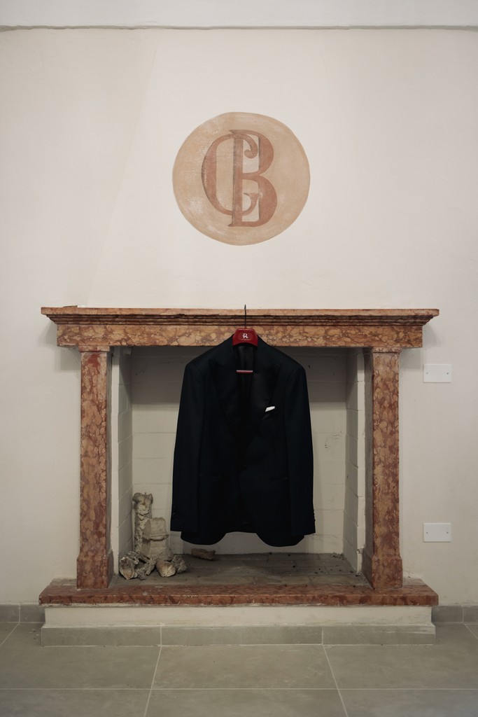 Smoking dello sposo Giorgio appeso nell'arco della villa - matrimonio Rebecca e Giorgio a Villa La Favorita