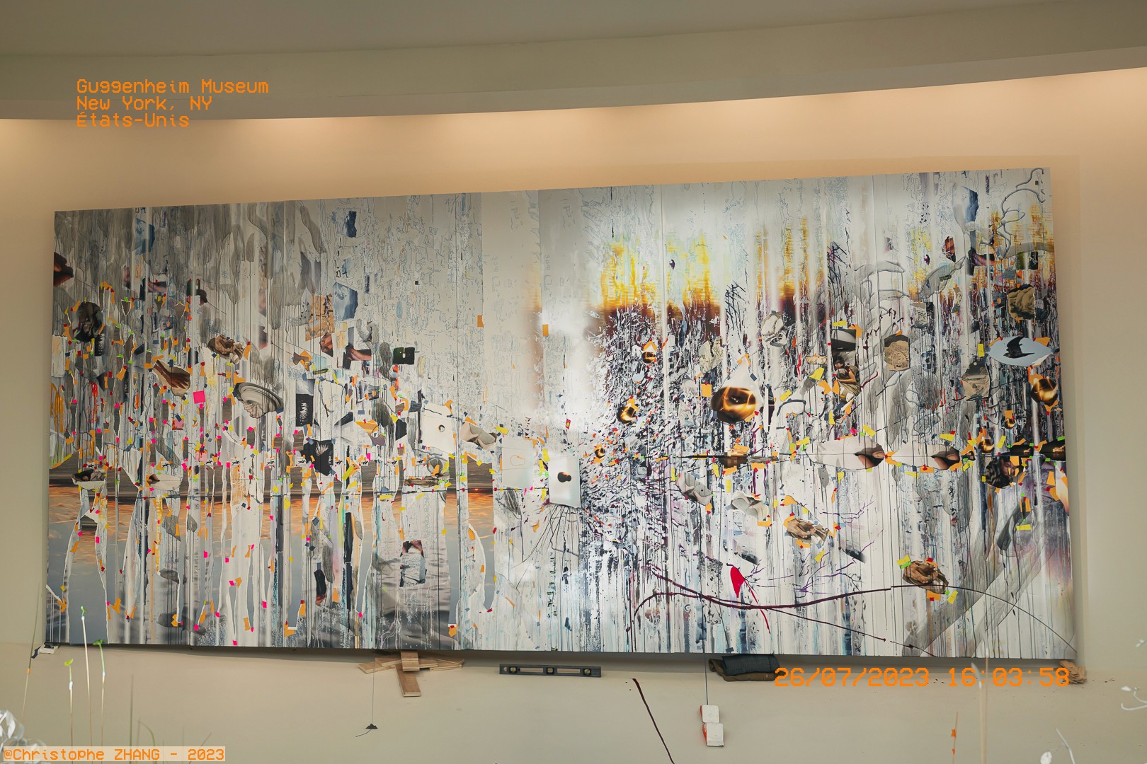 Installation artistique moderne au Guggenheim New York, intégrant des motifs abstraits et des dégradés.