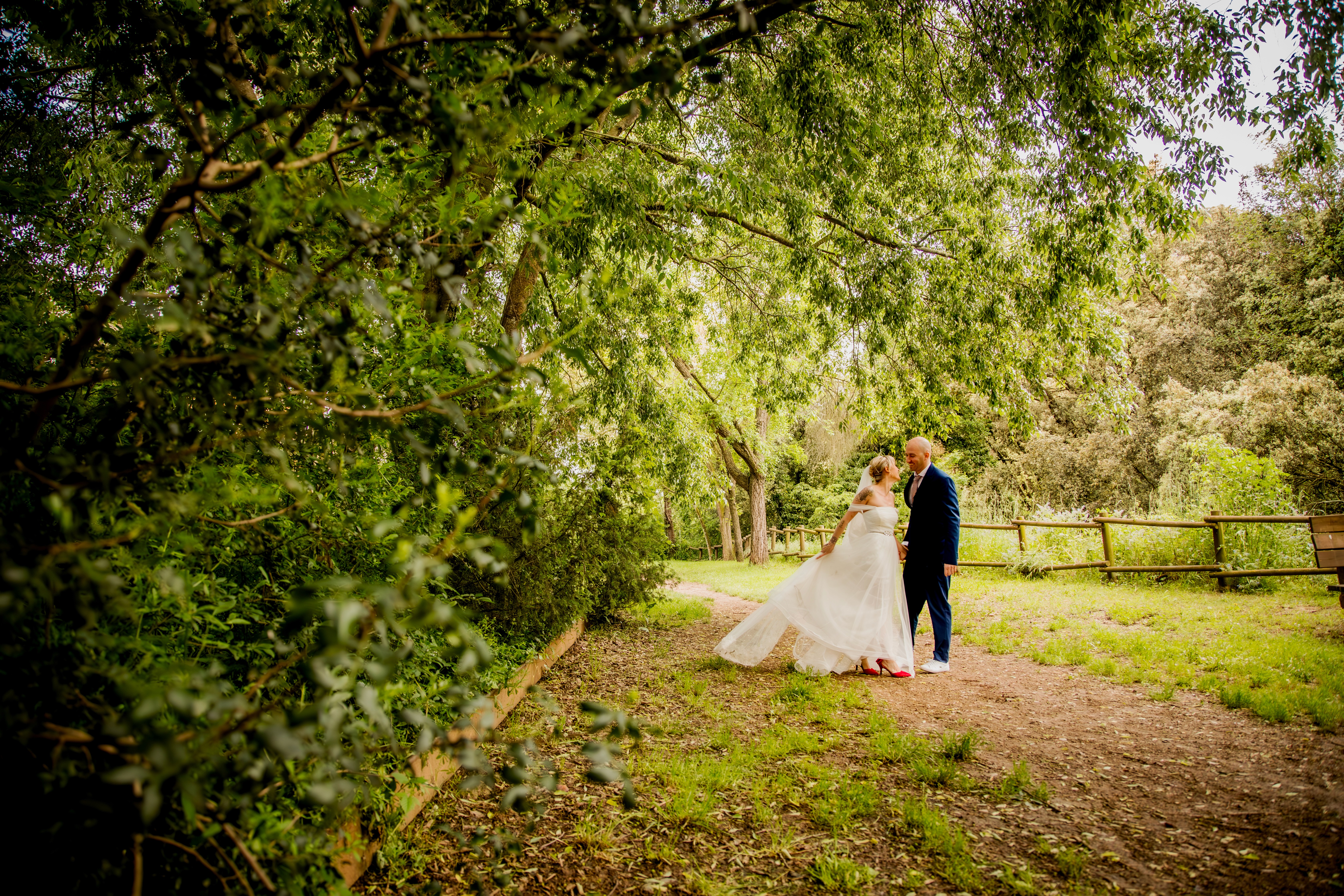 sesión de boda donde los novios estan paseando por un jardín