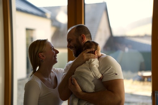 Newborn focení u rodiny doma - rodinné intimní chvíle