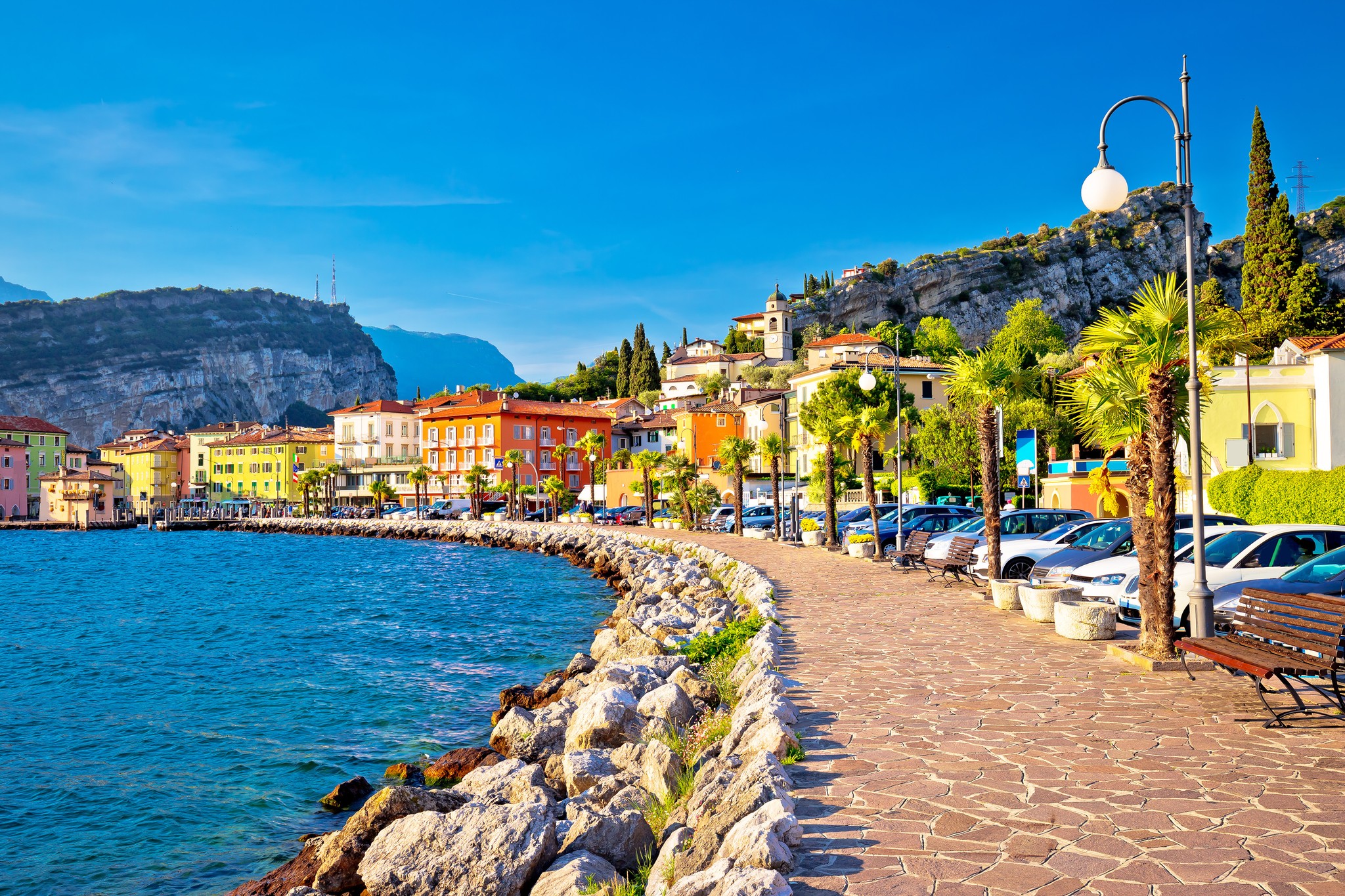 Fargerike Torbole ved Gardasjøen, Italia | Expa Travel