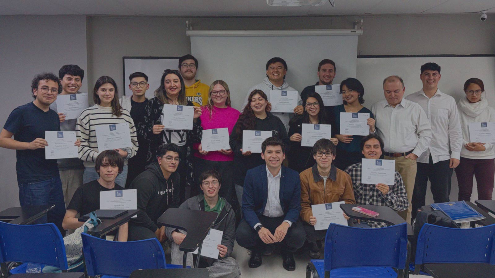 Portada de La Escuela Política, programa de formación de IdeaPaís, mostrando a un grupo de universitarios que posan sosteniendo sus diplomas de egreso de este curso. 