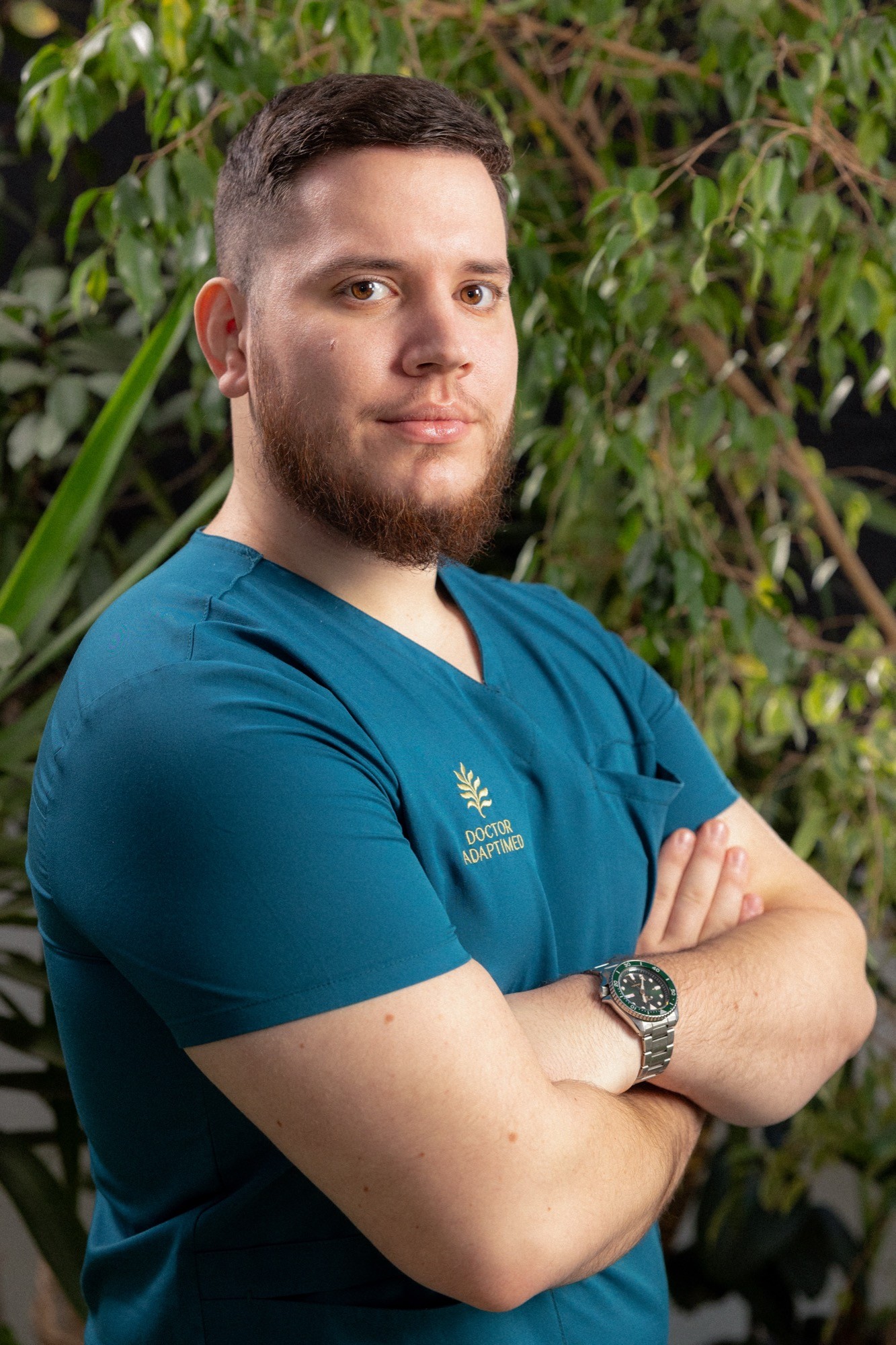 woman wearing gray long-sleeved shirt facing the sea