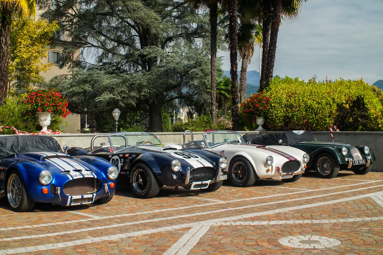 AC Cobra et Morgan alignées devant un hôtel au bord du lac Majeur