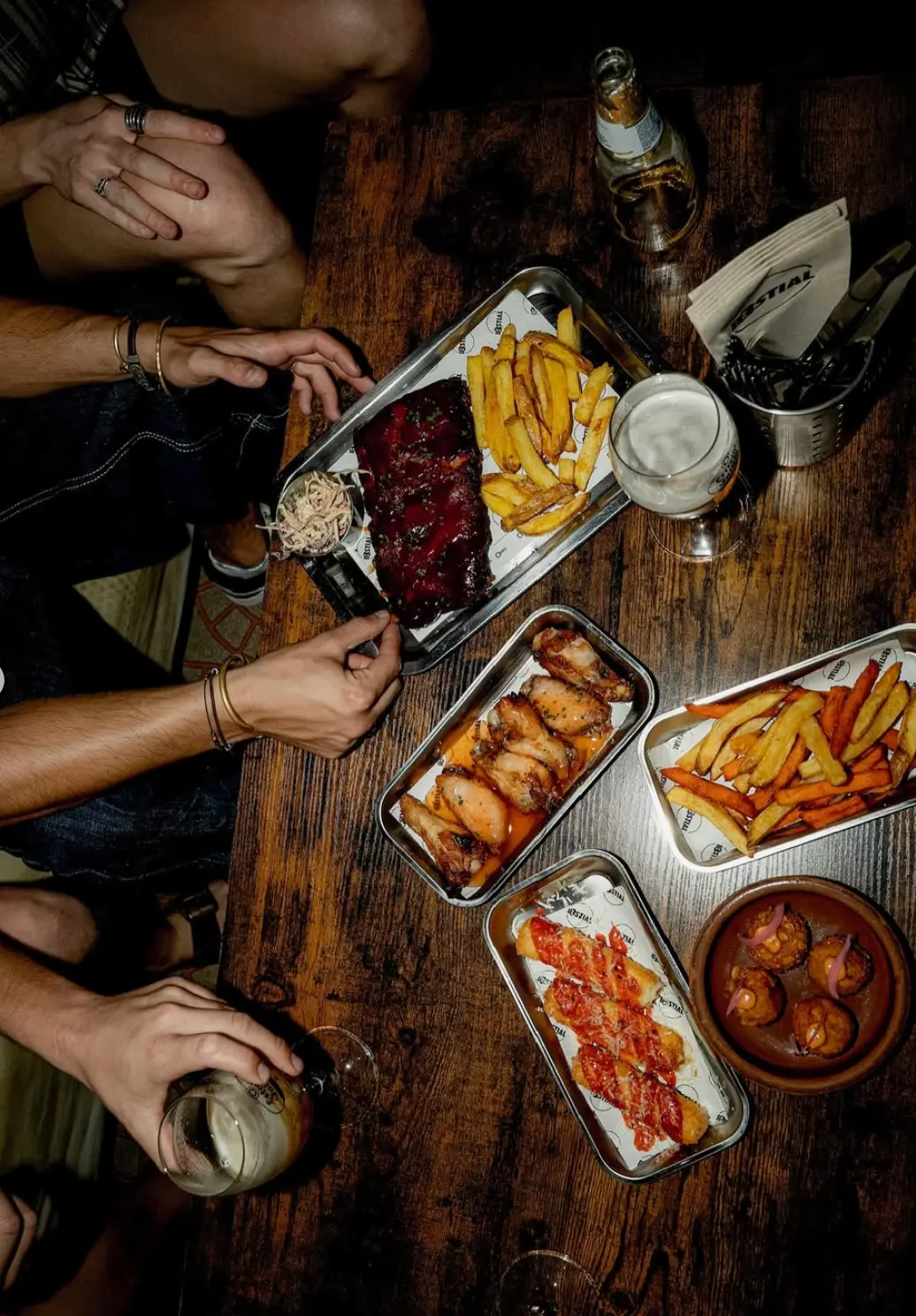Cena con amigos: Costillas, croquetas, hamburguesas y patatas en Bestial Burgers