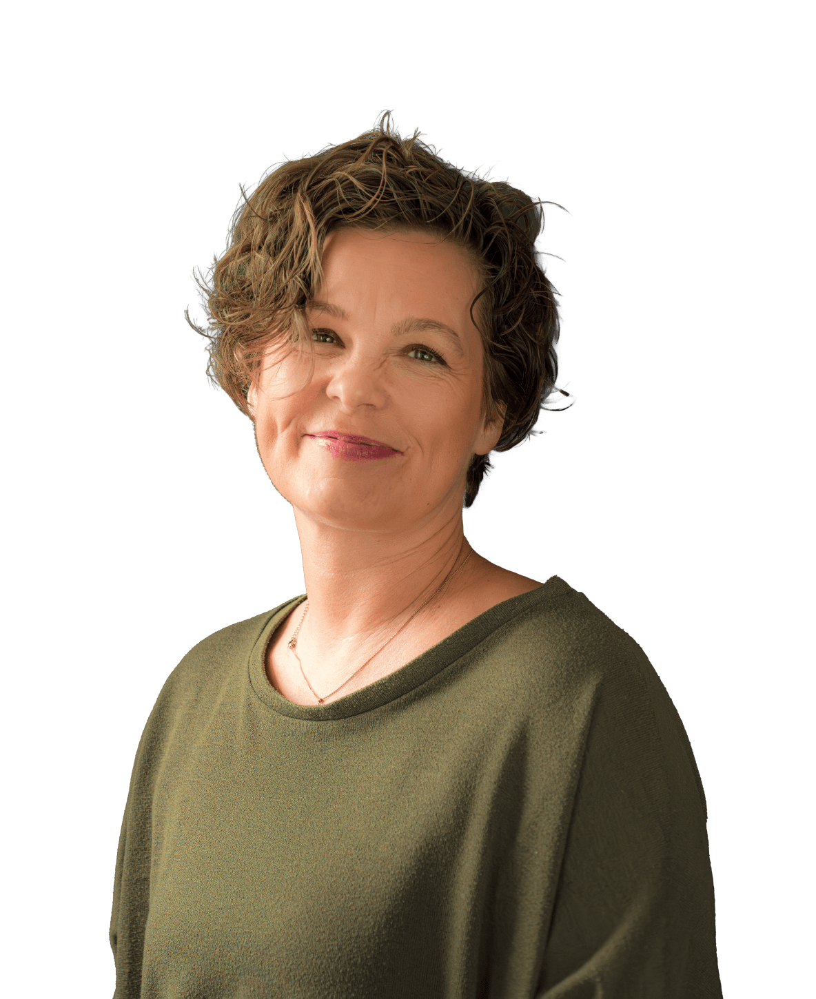 Frau mit kurzem, gewelltem Haar trägt ein olivgrünes Oberteil und eine dünne Halskette mit kleinem Anhänger