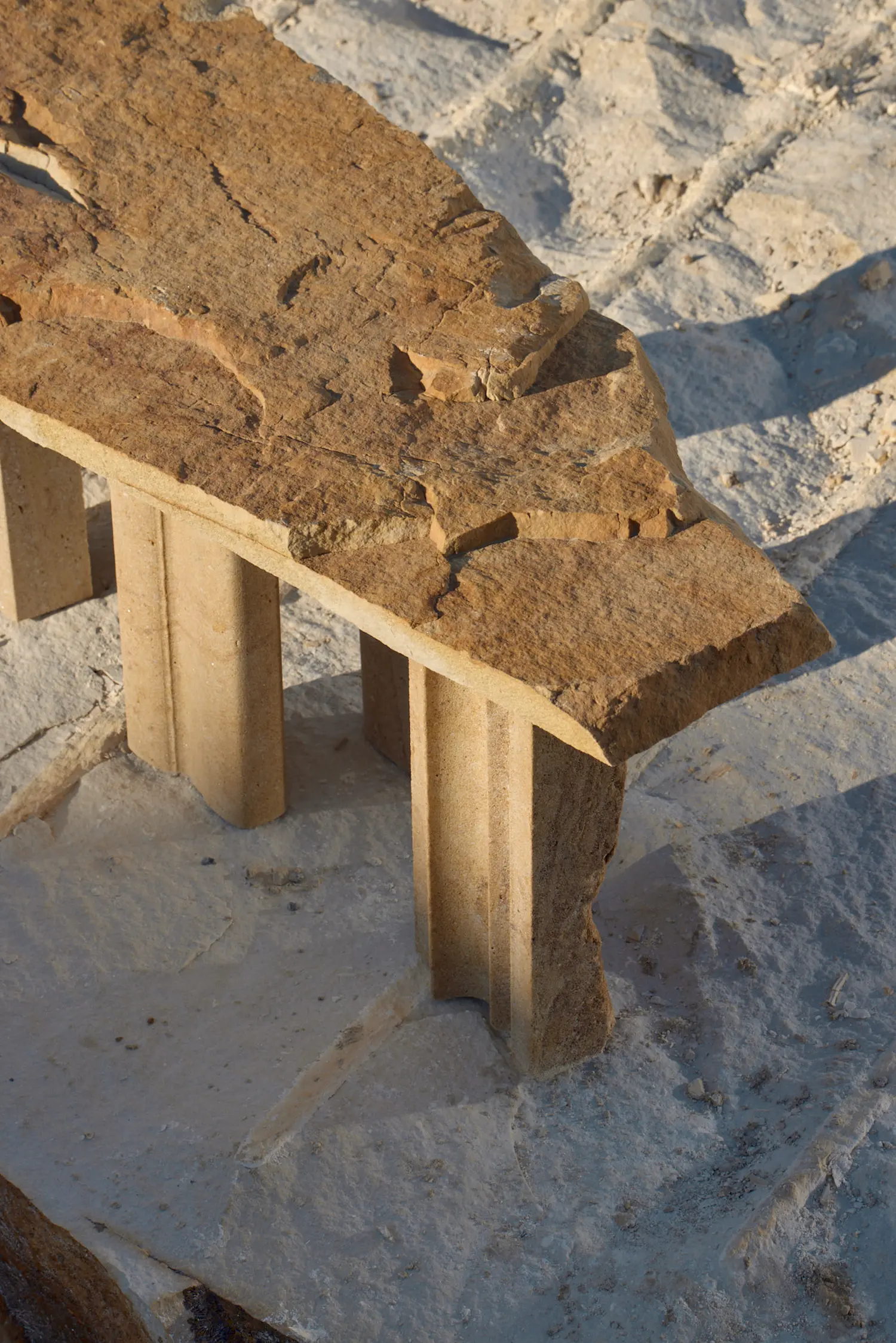 Detail nerovné hrany desky stolku Sand Preludium III z křemenného pískovce by Jiri Krejcirik
