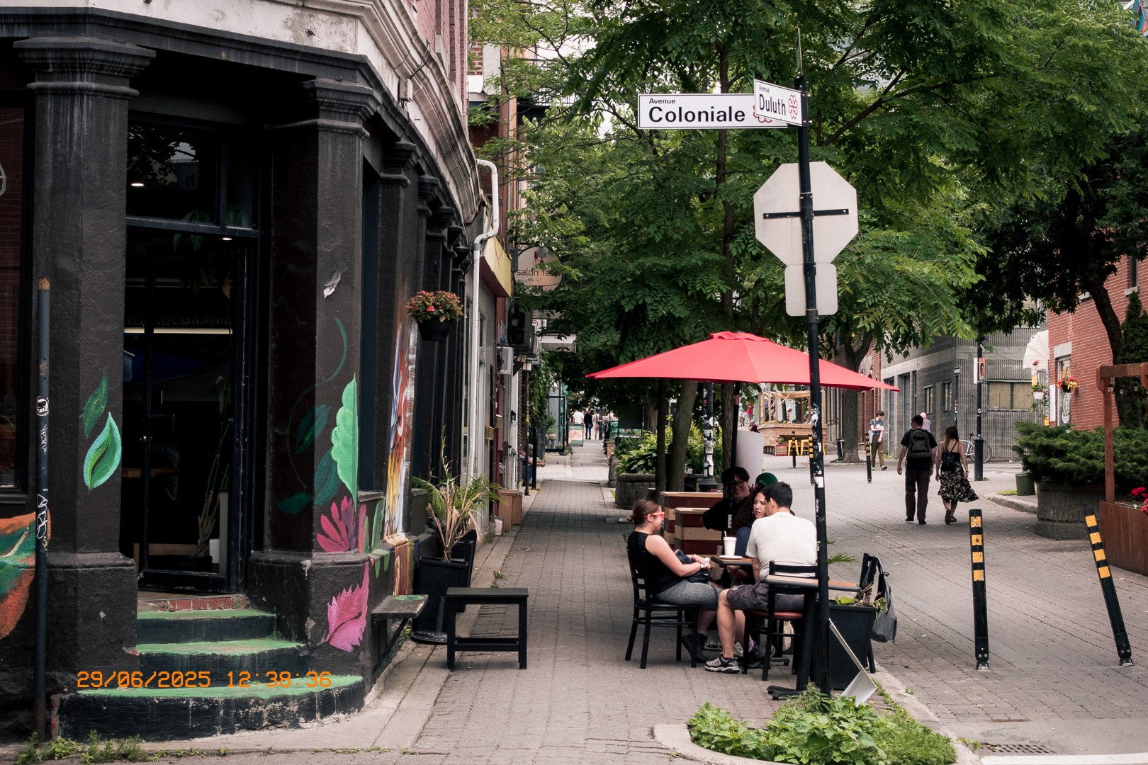 Groupe d’amis en terrasse sous un parasol rouge sur Duluth.