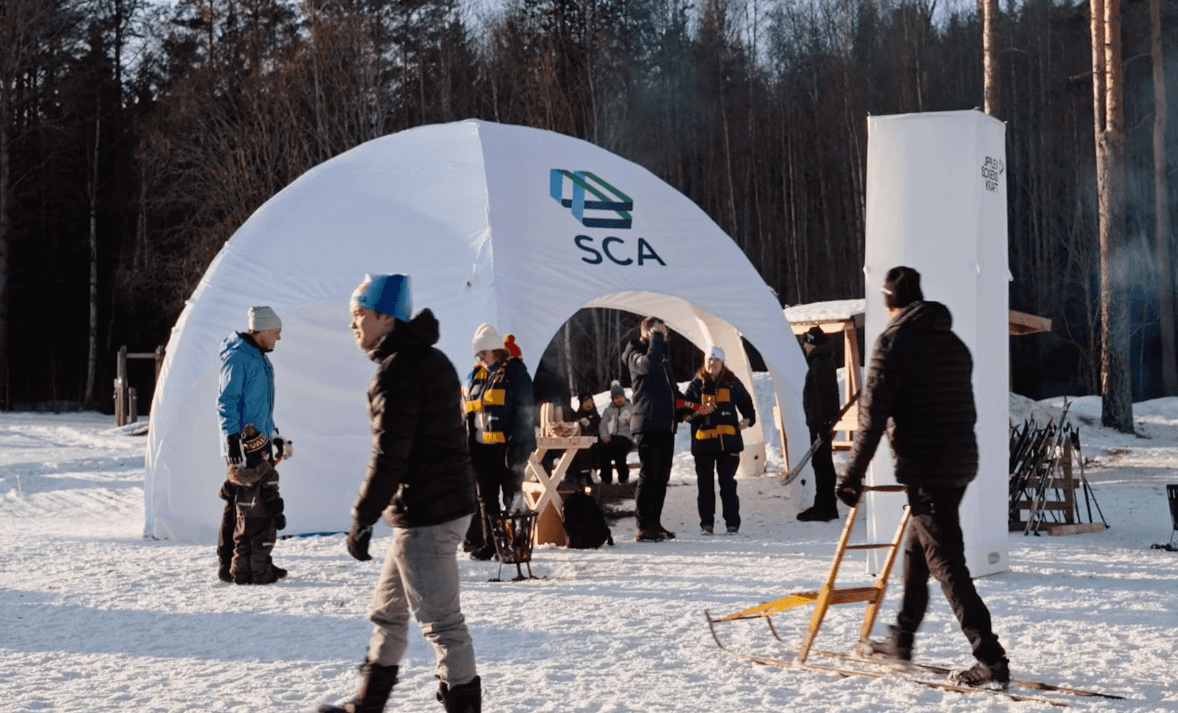 A server pouring sparkling wine into flutes