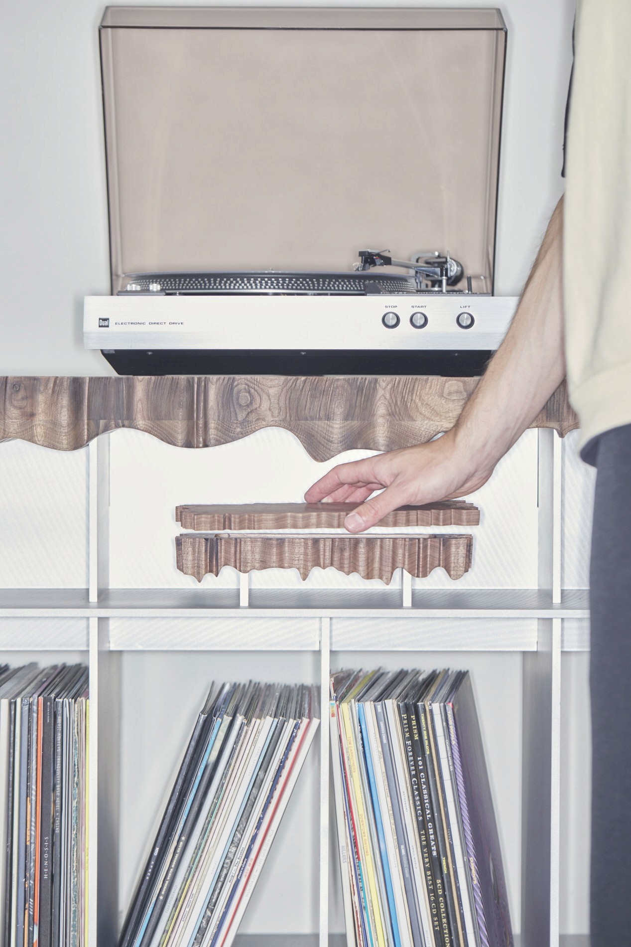 seamless-connection-of-aluminium-and-wood-audio-altar