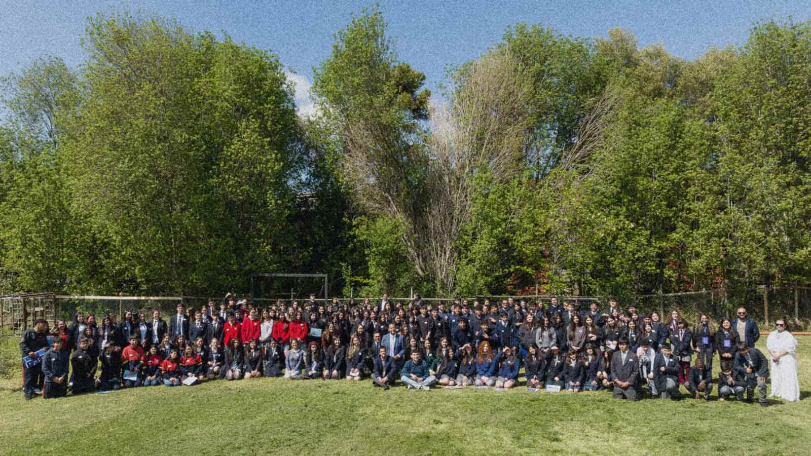 Foto de 200 alumnos junto a autoridades y panelistas del ELIJO 2026 de IdeaPaís O'Higgins