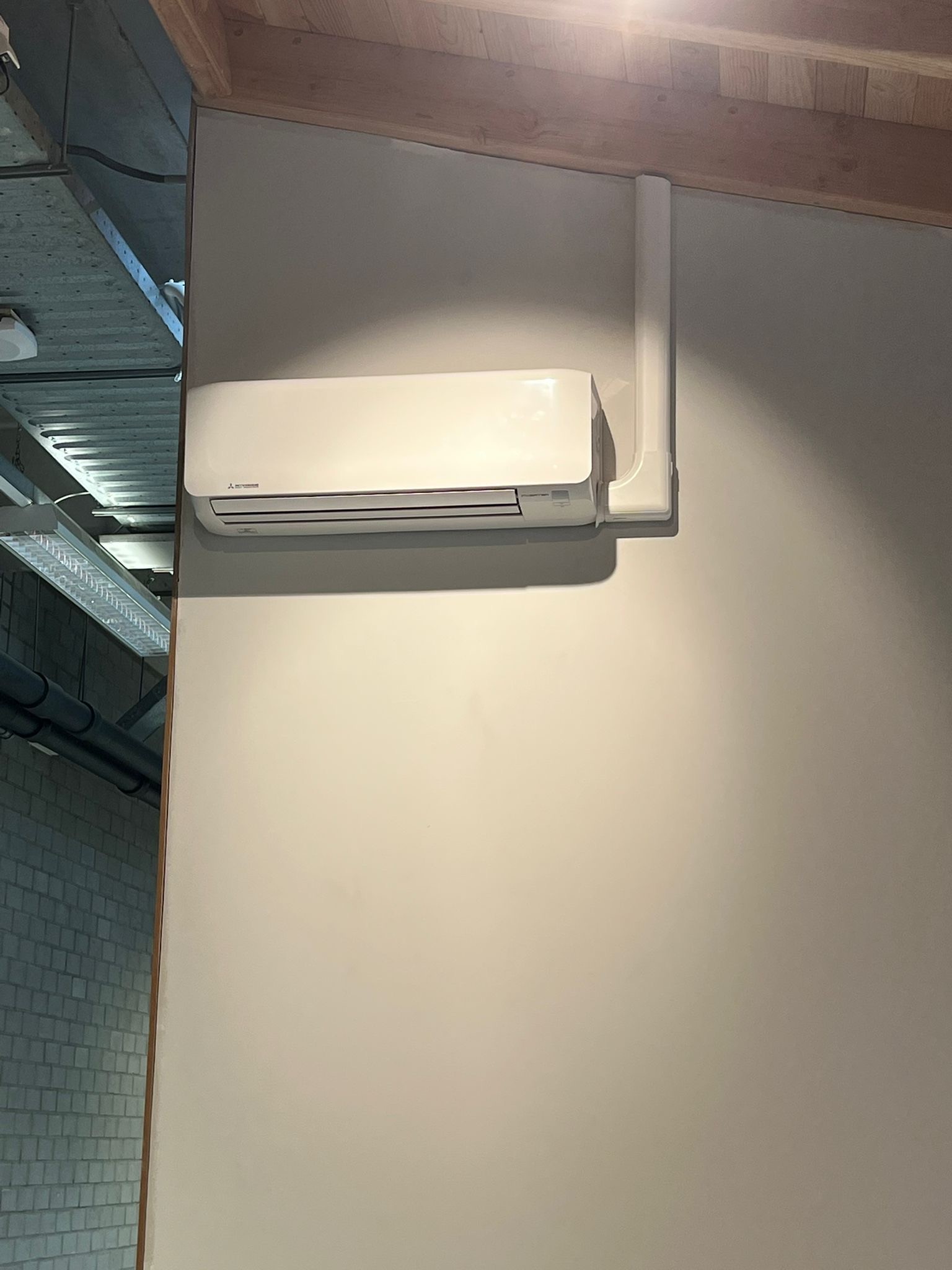 Airco unit geïnstalleerd in bedrijfspand
