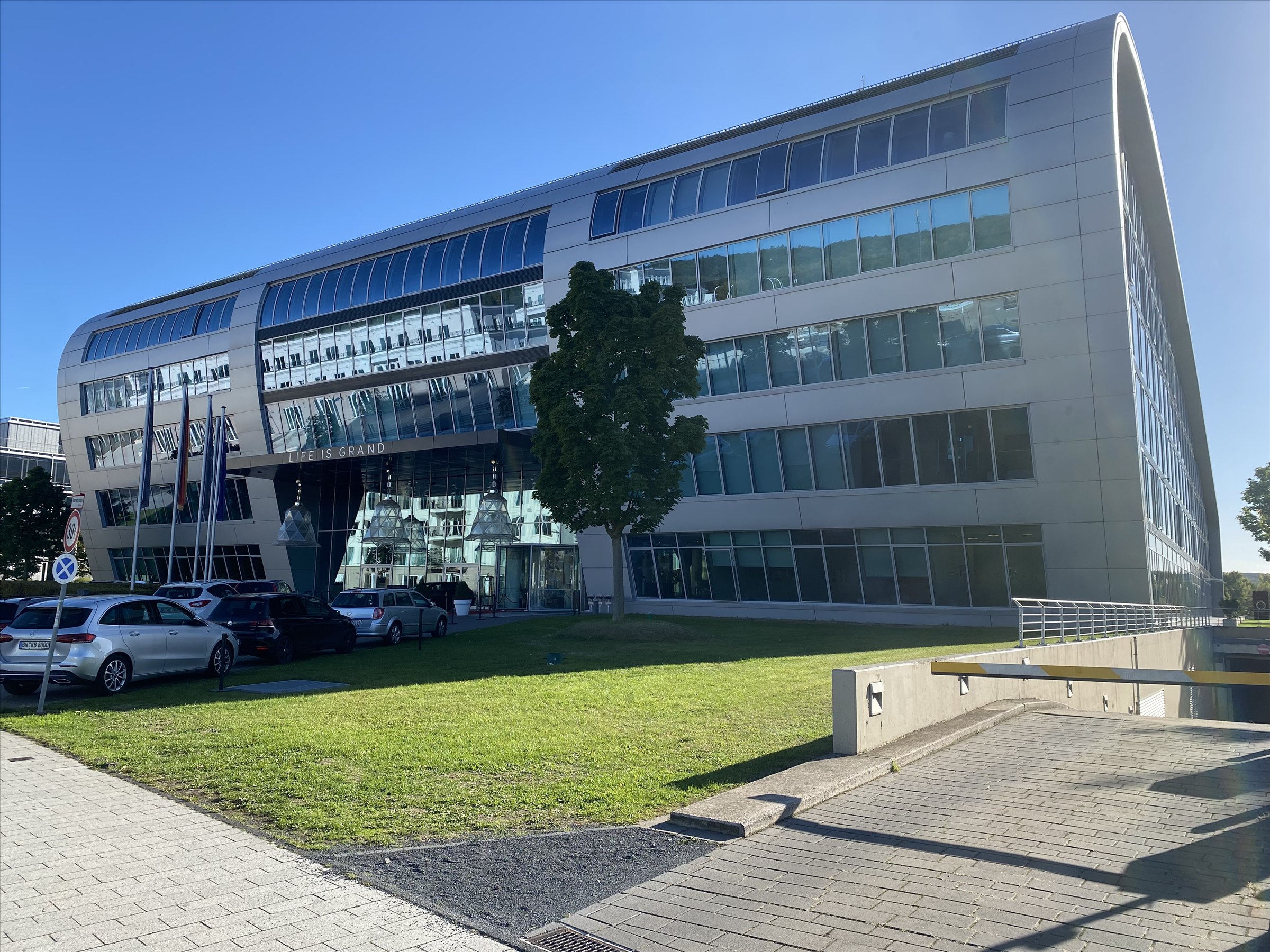 Kameha Grand Bonn – Fassade mit Eingang „Life is Grand“