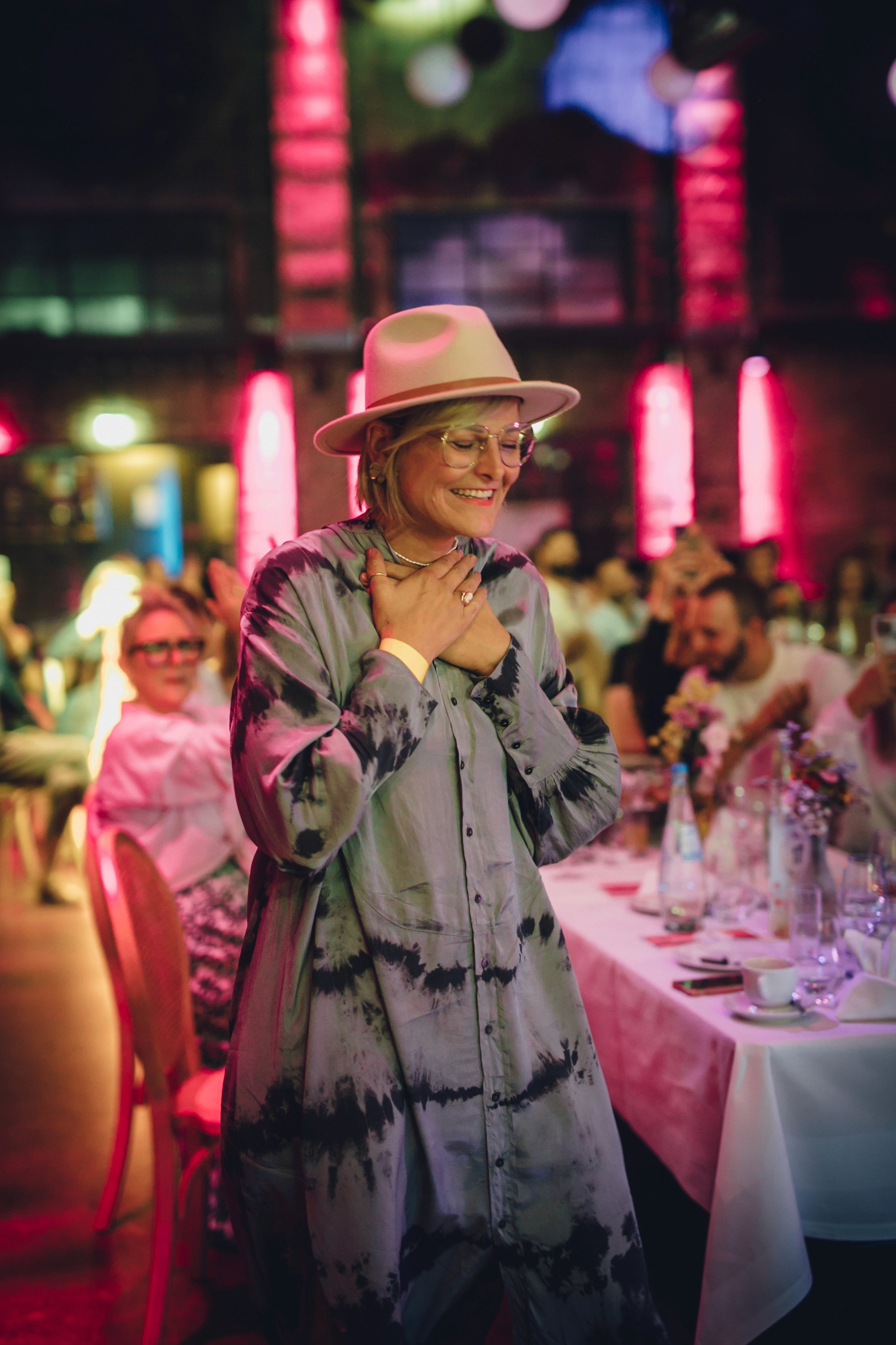 Eine Gewinnerin des GHBA & Friends reagiert bei der Awardshow mit sichtbarer Freude.