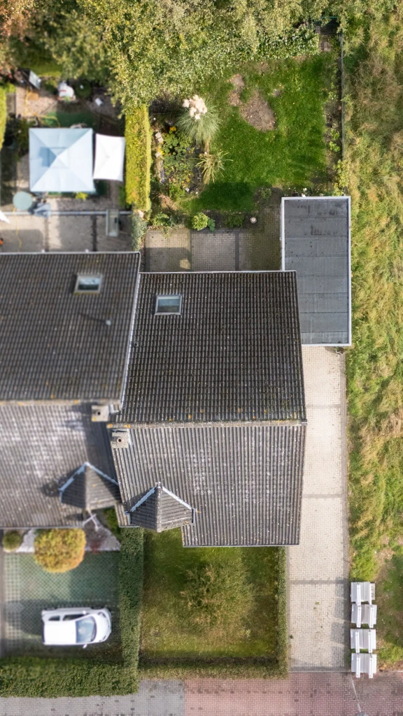 Luftbild des Grundstücks mit Garten und Carport eines Einfamilienhauses in Heek-Nienborg.