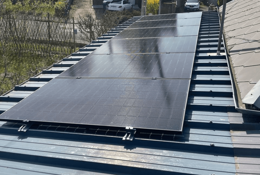 Photo d'un toit d’une maison à Péronne équipée de panneaux photovoltaïques dont l'installation a été faite par Solarock.
