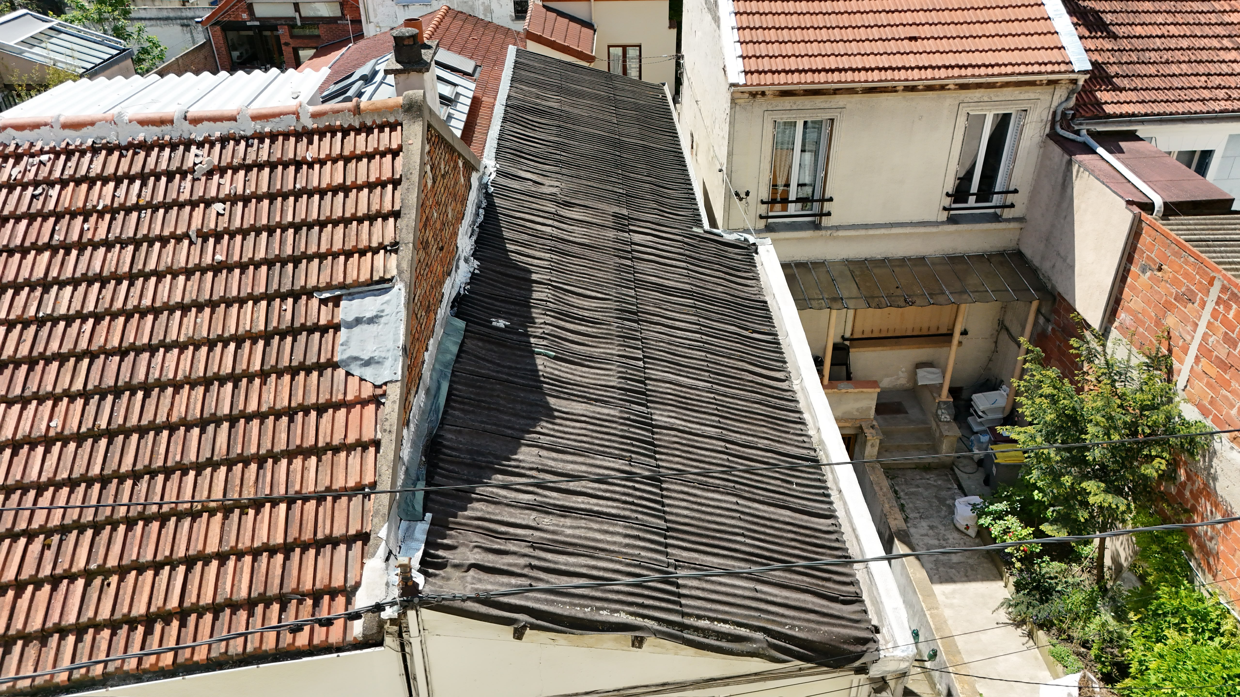 Inspection visuelle d’une toiture ancienne par un couvreur à Montreuil