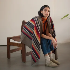 Dans le lookbook de la marque Danoise Another Aspect, le mannequin porte un costume gris et une chemise blanche