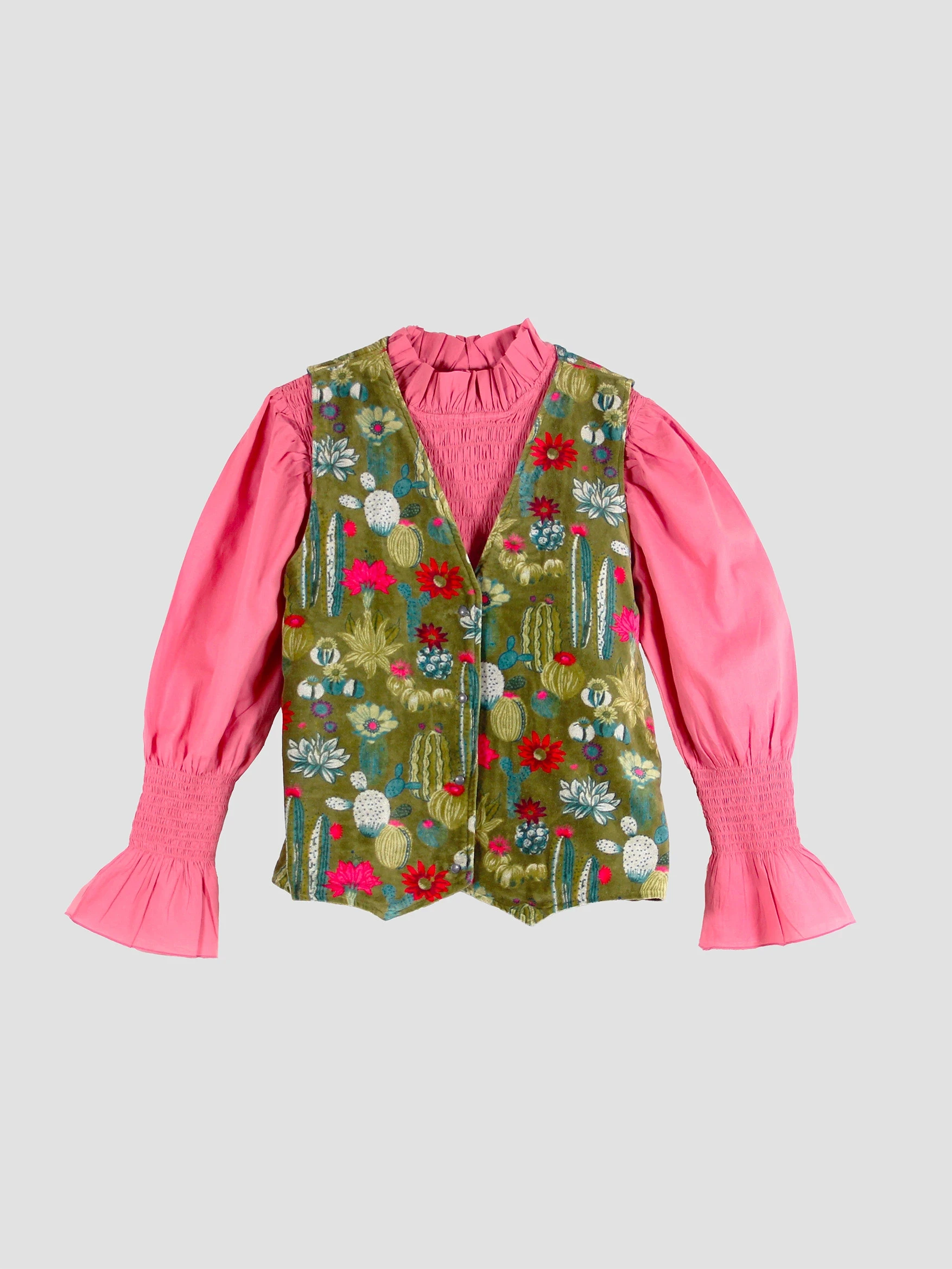 Scatto professionale su sfondo neutro per IGI AMA, curato da Aura Studio, agenzia genovese: foto e editing studiati per un sito web chiaro, elegante e funzionale.