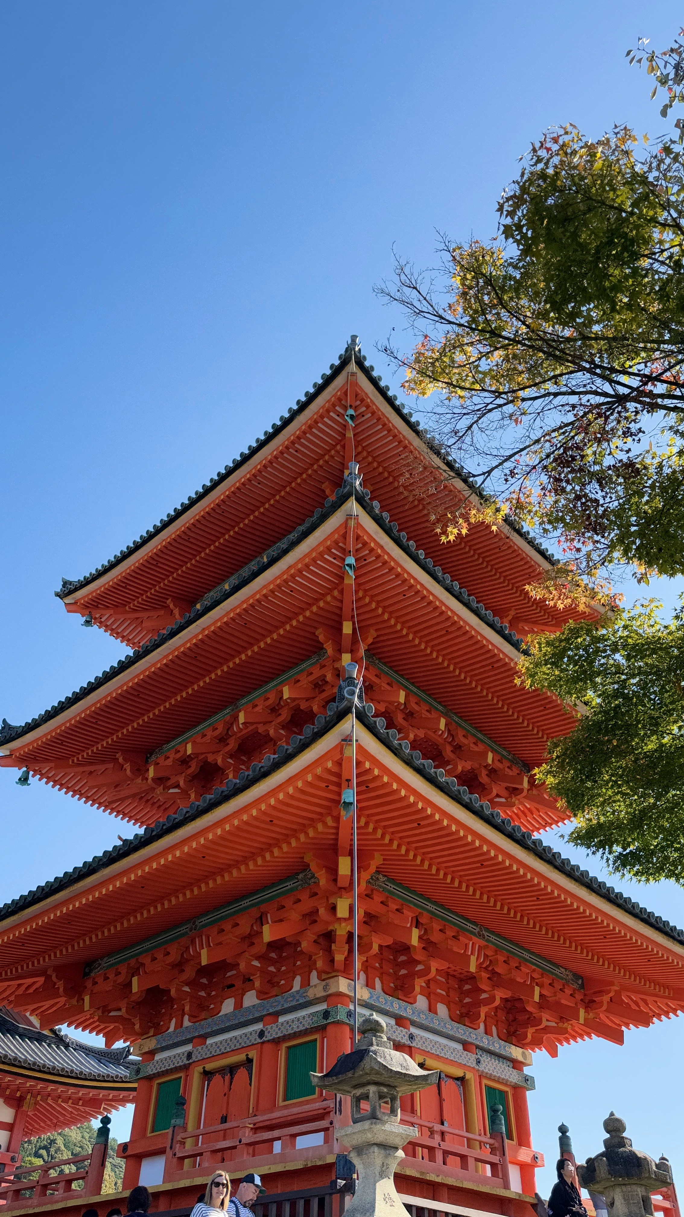 A tall building with a tall tower in the middle of it