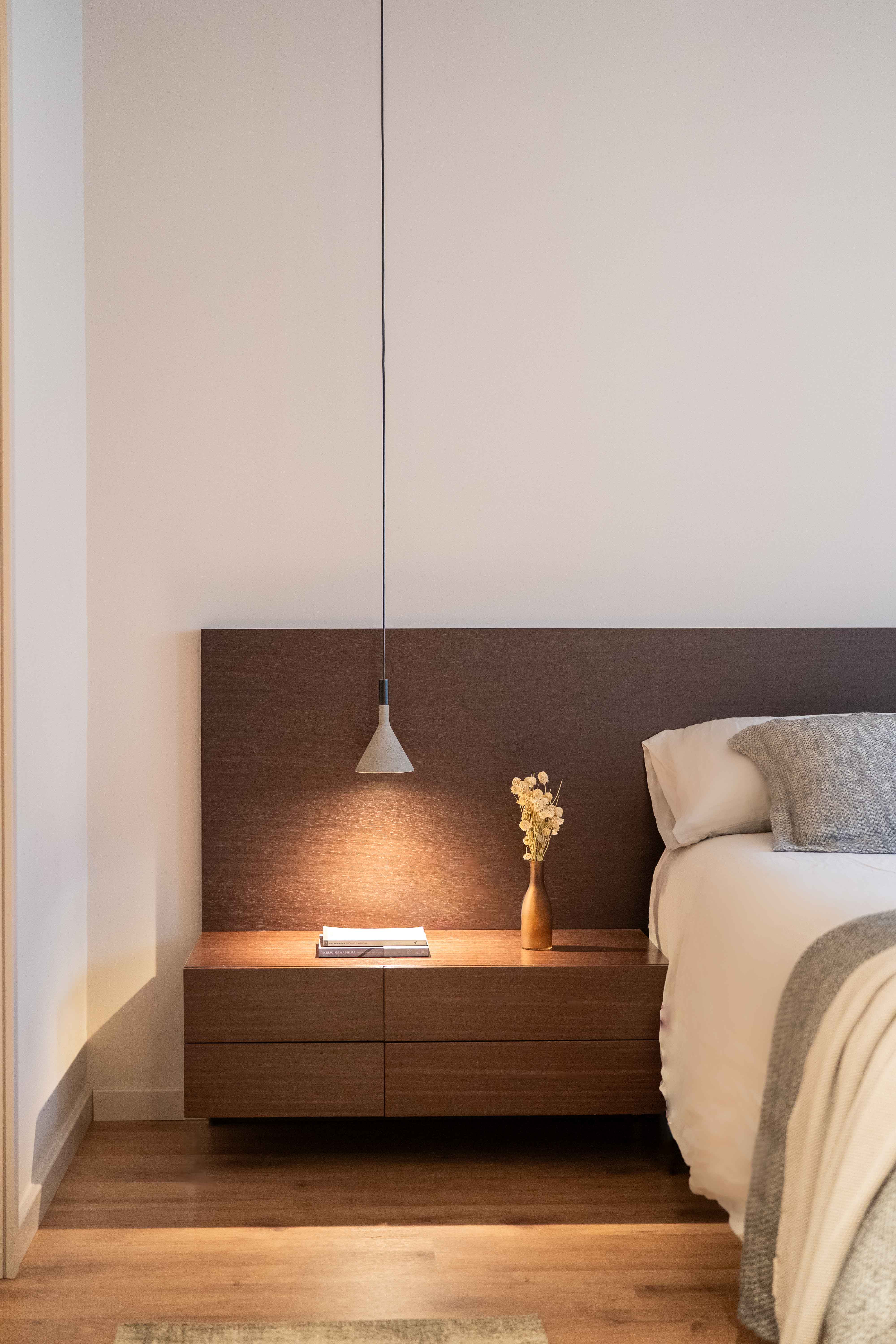 Detalle cabecero de madera con mesita de noche integrada