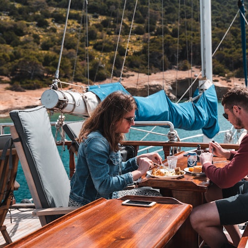 雅典濱海大道：5小時日落巡遊，附晚餐、飲品及游泳停留票於比雷埃夫斯
