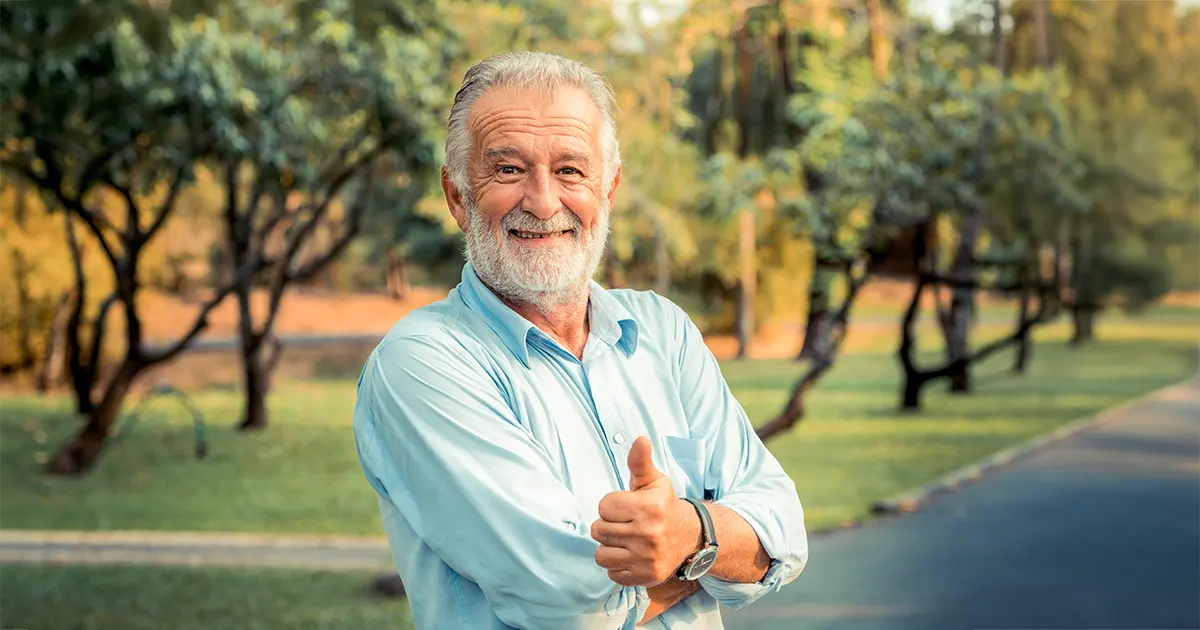 Illustrasjonsbilde av en eldre mann som ble kvitt sine slimplager i lungene.