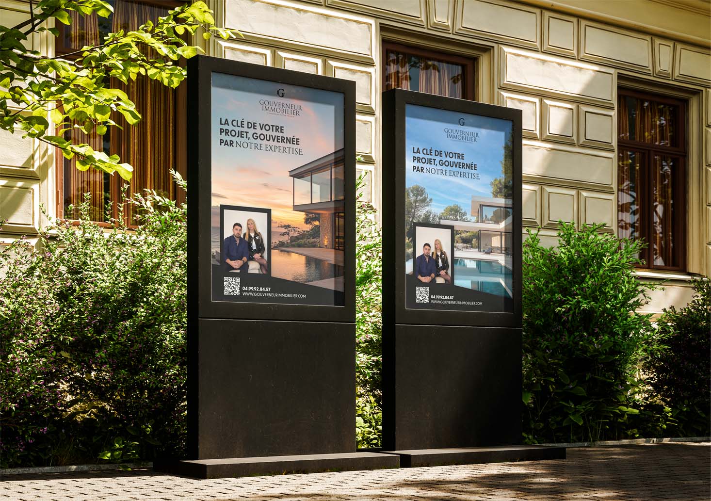 Deux affiches d'une agence immobilière