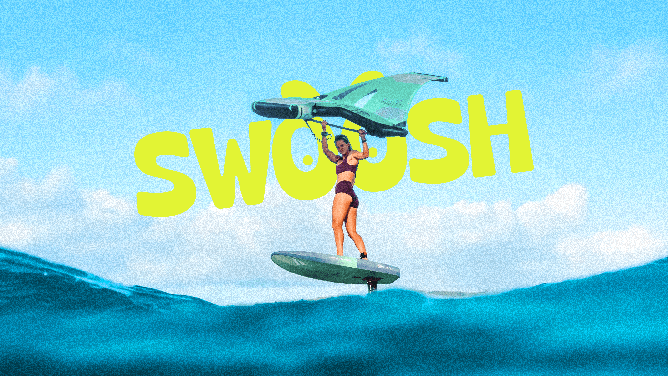 Nouveau logo élégant pour 'Villa Wassim Marrakech' créé par Nux-Studio dans le cadre d'un rebranding de luxe. Le logo présente un design minimaliste : une silhouette stylisée et fluide, évoquant l'élégance du cheval ou une calligraphie arabe subtile, affichée en couleur or pâle ou beige clair. Le nom 'VILLA WASSIM' est écrit en majuscules avec une police Serif classique et raffinée, surmontant 'Marrakech' en police plus fine. Le fond est un noir profond ou bleu nuit. Ce visuel illustre le travail de direction artistique et de branding de luxe pour le secteur de l'hôtellerie haut de gamme.