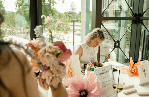 Die Künstlerin Vanessa Schumm bei der Live-Illustration auf einer Hochzeit – exklusive Eventunterhaltung und handgezeichnete Porträts für Gäste.