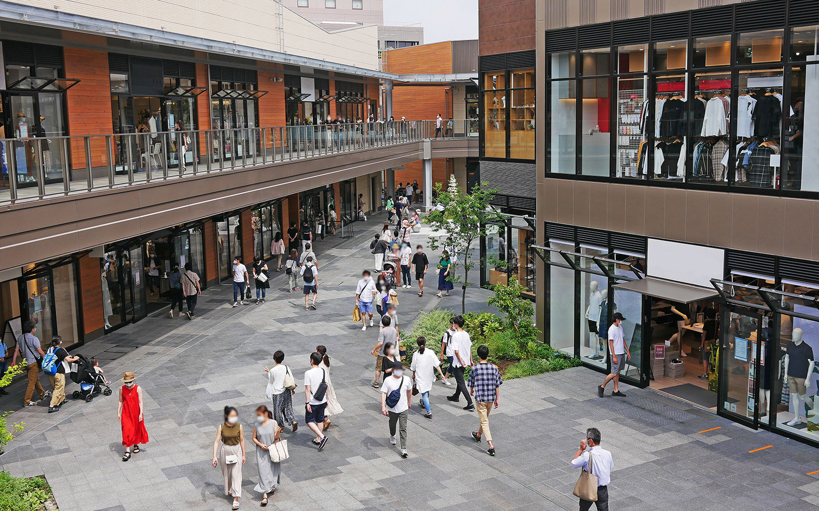 Πελάτες περπατούν μέσα από μια σύγχρονη εμπορική περιοχή κοντά στο Μονόρεϊλ Οκινάουα.