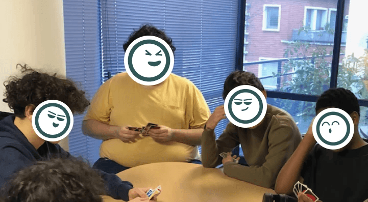 Images d'élève qui joue entre eux