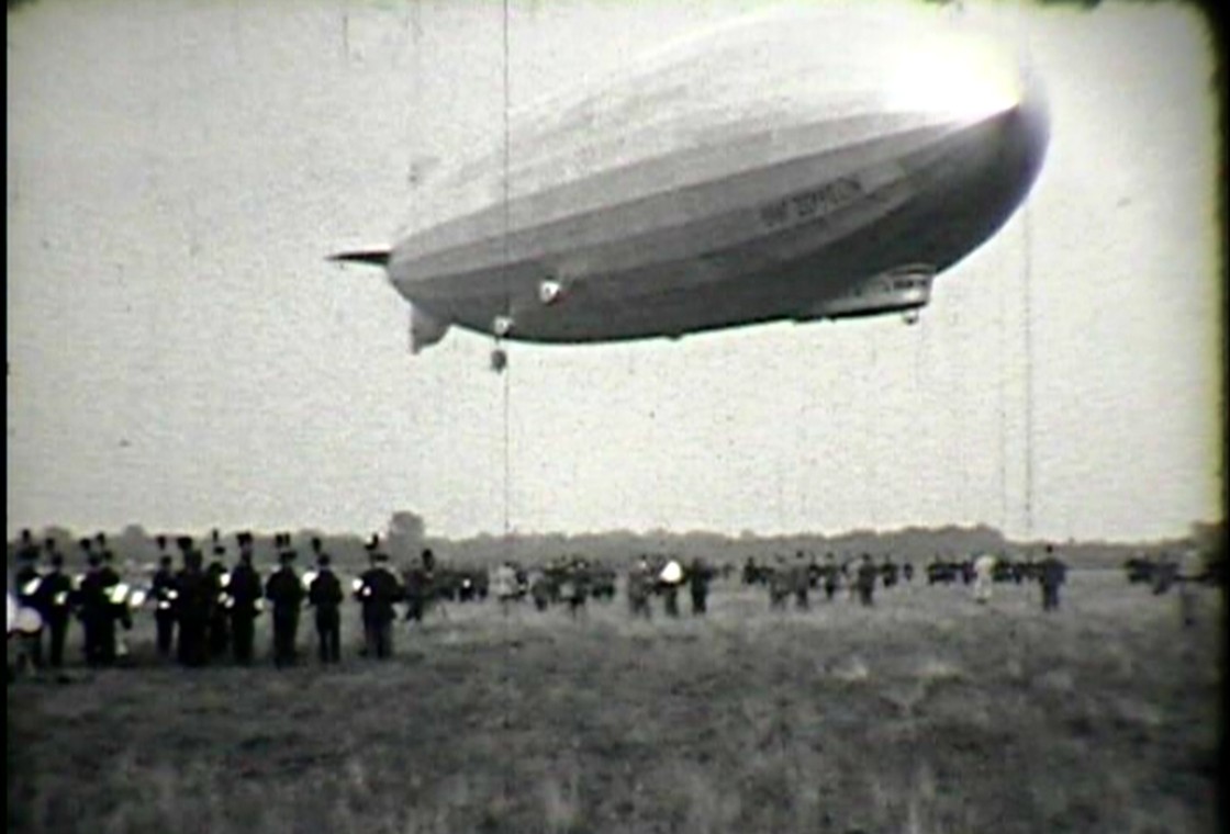 Zeppelin schwebt über Menschenmenge am Flugplatz Dortmund Brackel