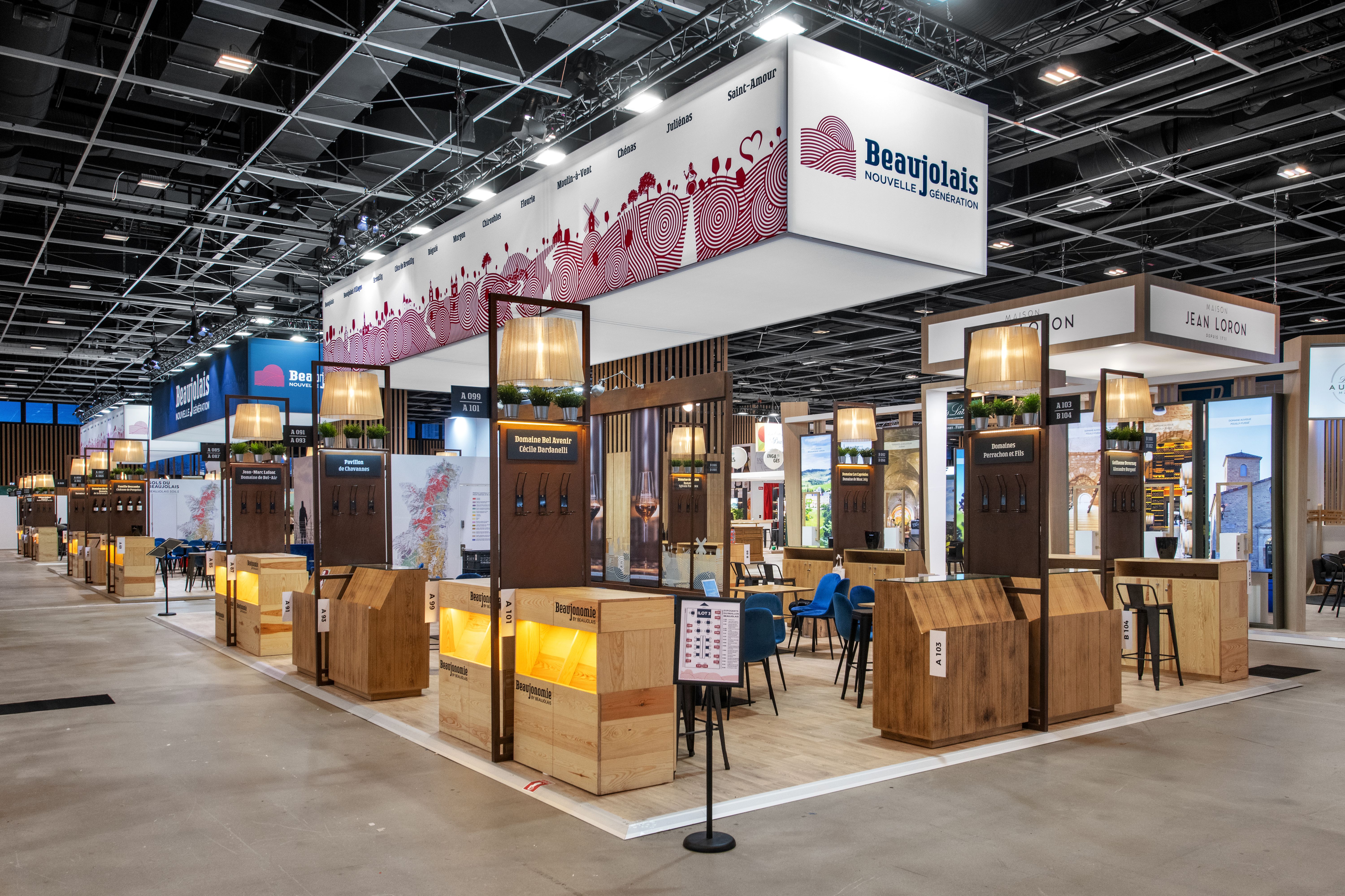 Stand Inter Beaujolais Wine Paris 2026 conçu par Expace – vue trois quarts avec aménagement bois naturel, visuels collines viticoles et espace accueil importateurs et acheteurs internationaux