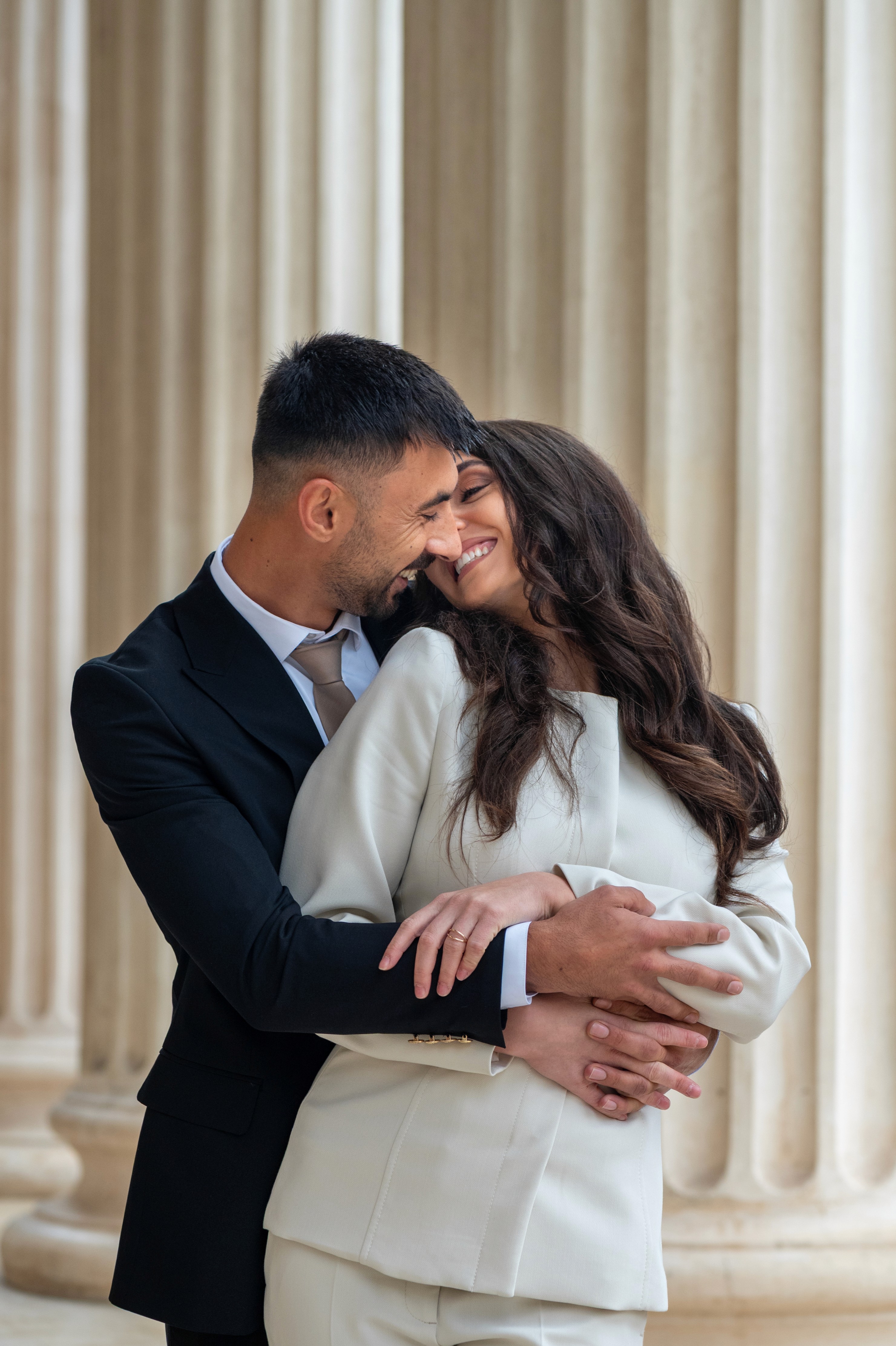 Cuplu la cununia civilă în București, surprins în momentul semnării actelor – fotograf de evenimente și cununie civilă.