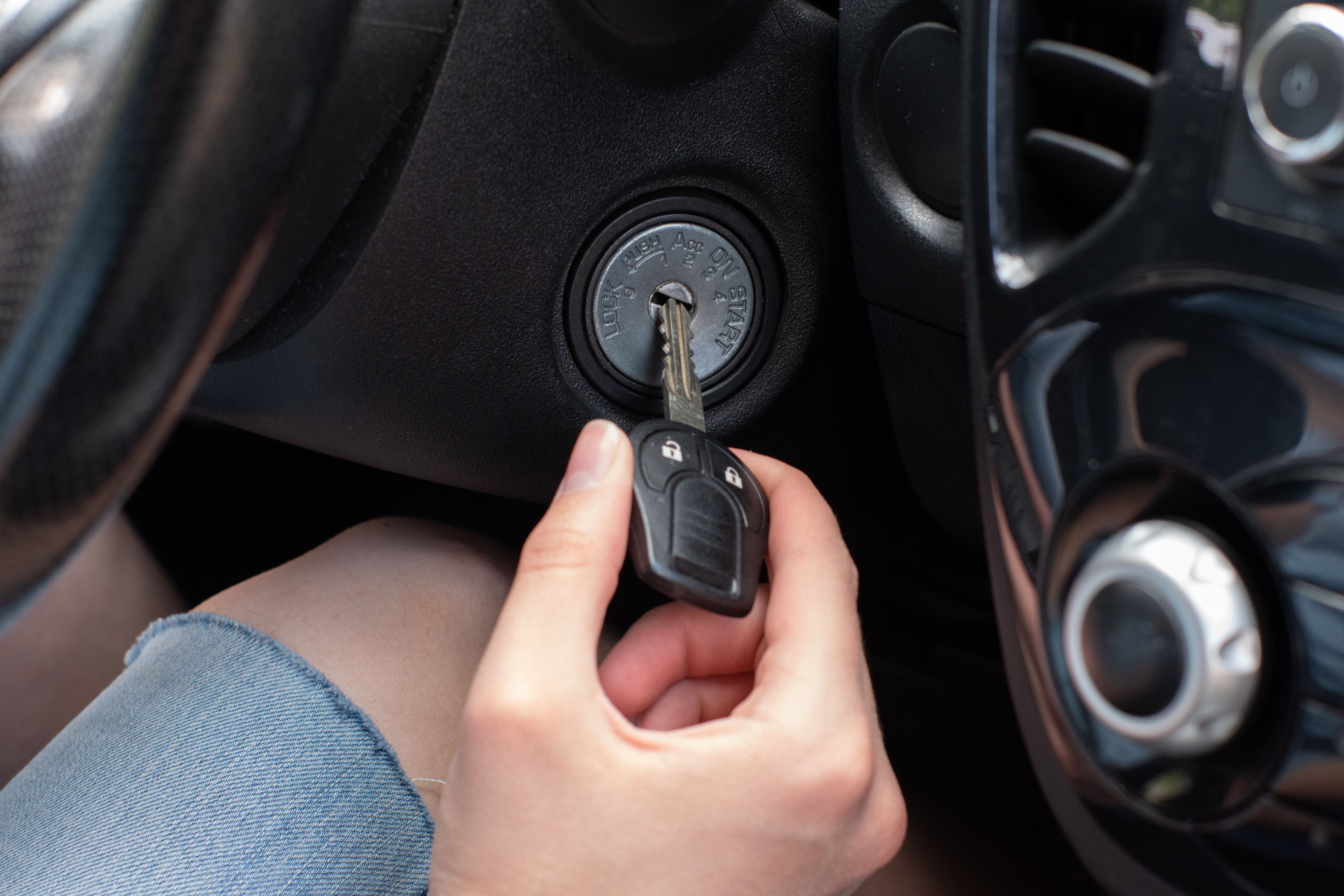 Autoschlüssel wird ins Zündschloss gesteckt – Symbol für erfolgreichen Neustart nach bestandener MPU durch professionelle Vorbereitung und Beratung.
