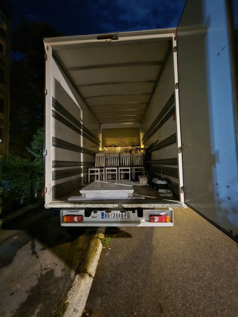 Kamion za selidbe Ares Selidbe utovara sto i stolice tokom večernje selidbe u Beogradu