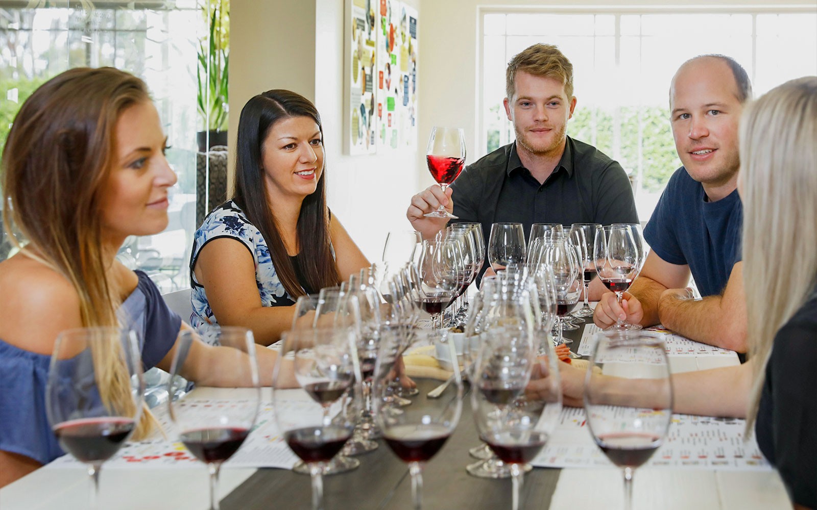การชิมไวน์ Tulloch พร้อมกับกลุ่มที่กำลังเพลิดเพลินกับไวน์และชีสในฮันเตอร์วัลเลย์