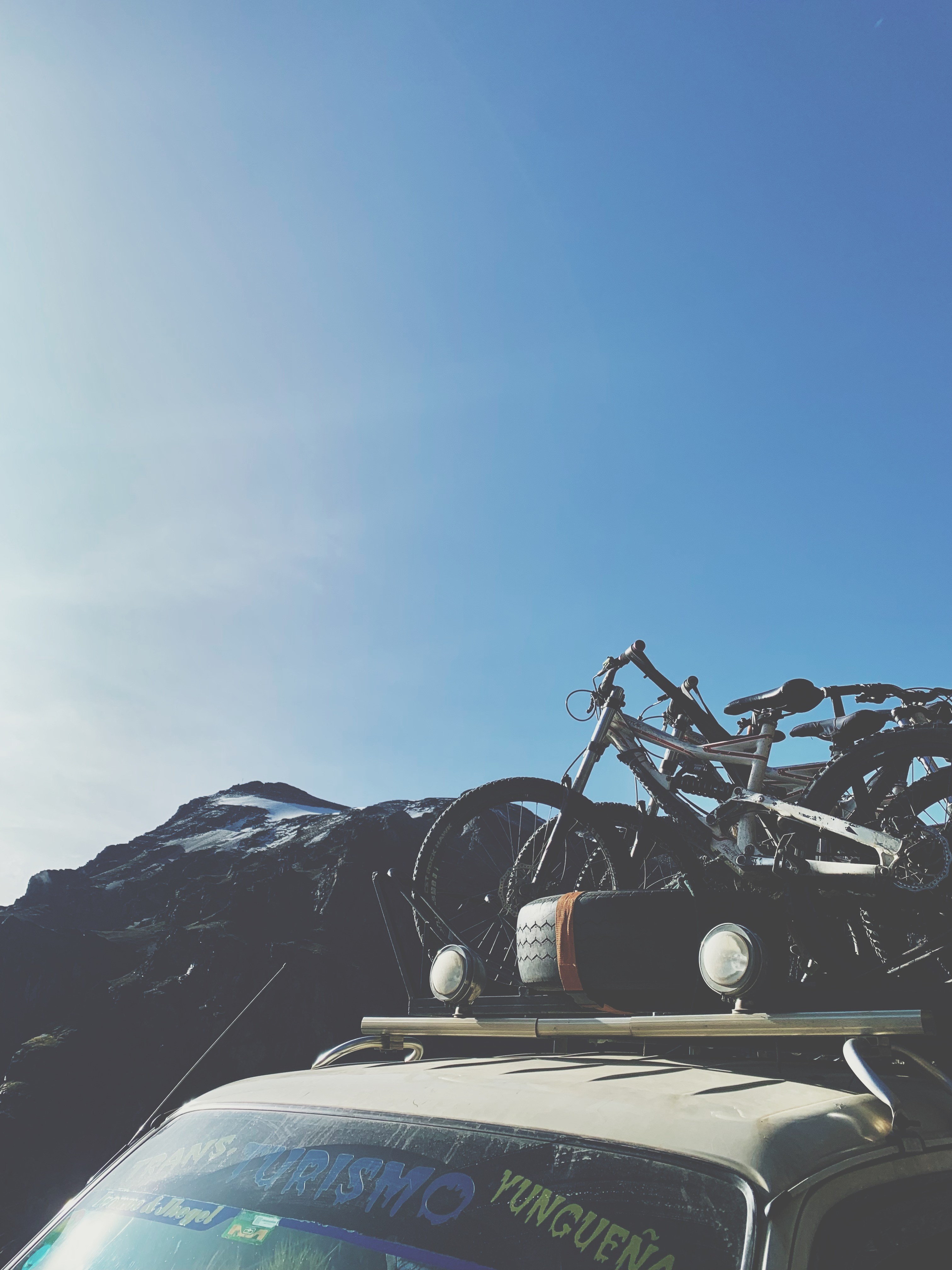 Bicicletas encima de una camioneta en montañas camino de la muerte, Bolivia