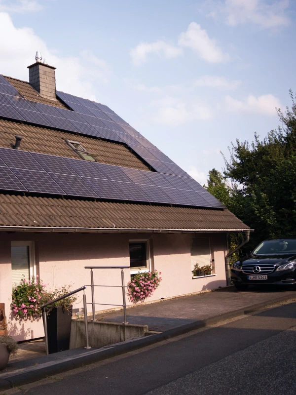 Fertig installierte PV-Anlage auf ihrem Dach des Hauses der Eigentümerin