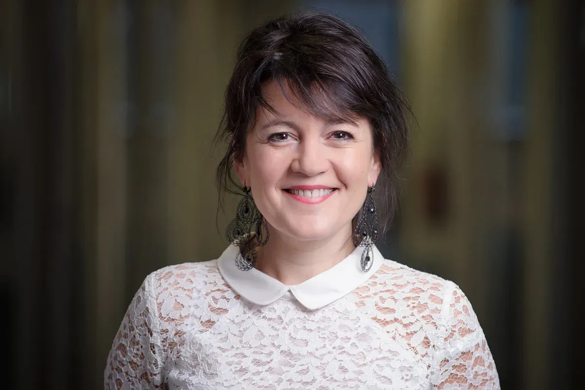 Portrait professionnel femme communication — photo d’entreprise Lille Nord | Anteale Yann Manac’h 2025