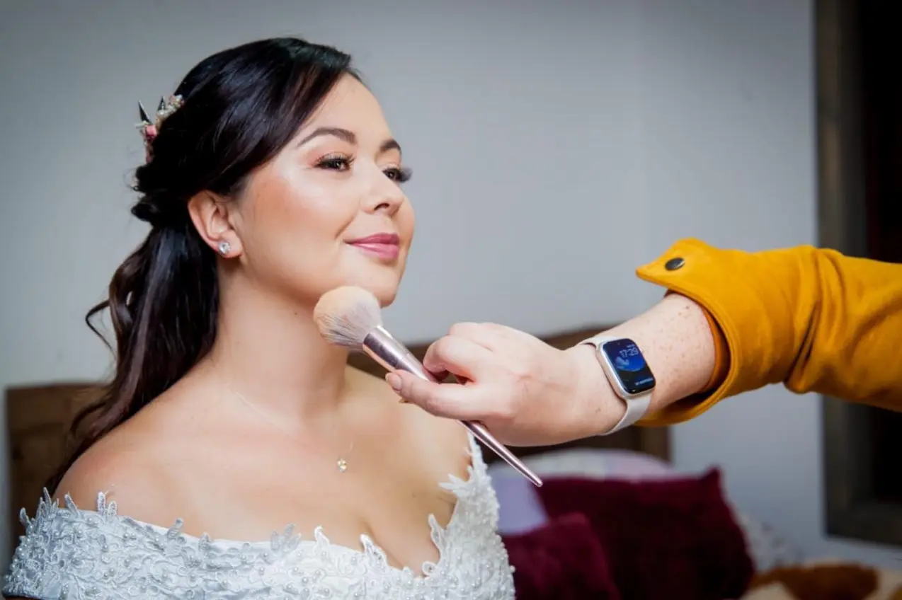 Maquillaje de novia con piel luminosa y acabado elegante