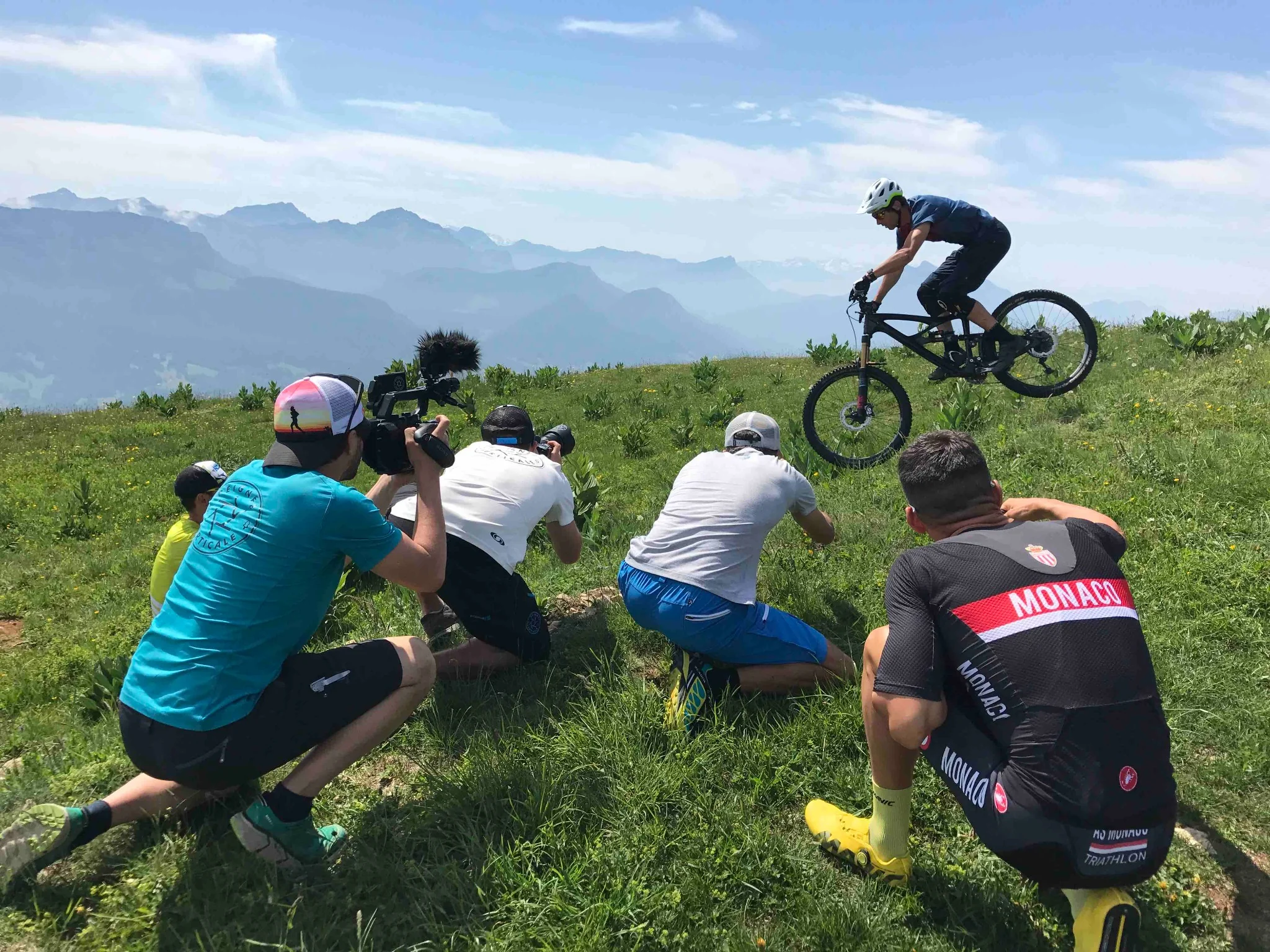 Coureur VTT en pleine descente sur un sentier de montagne pendant une compétition"